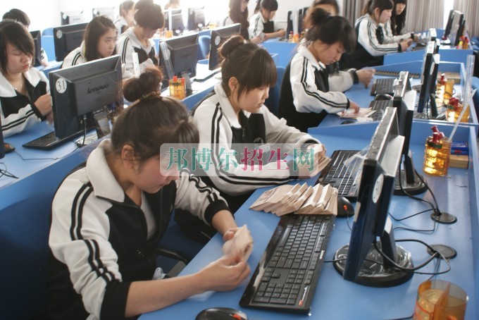 重慶工商學(xué)校2016年報(bào)名條件、招生對(duì)象