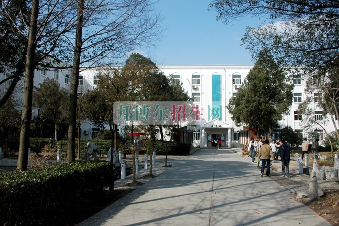 上海工商職業(yè)技術(shù)學(xué)院招生辦聯(lián)系電話