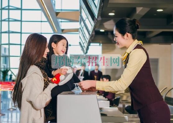 女生學民航商務