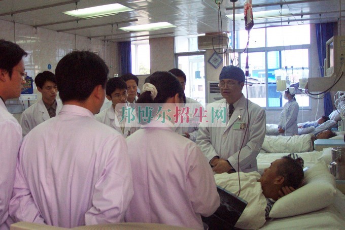 哪個臨床醫(yī)學學校好