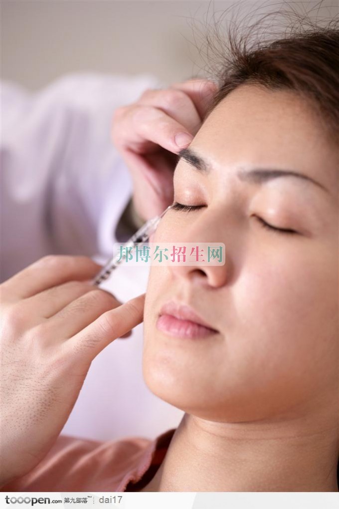 初中畢業(yè)可以去學(xué)醫(yī)學(xué)美容嗎