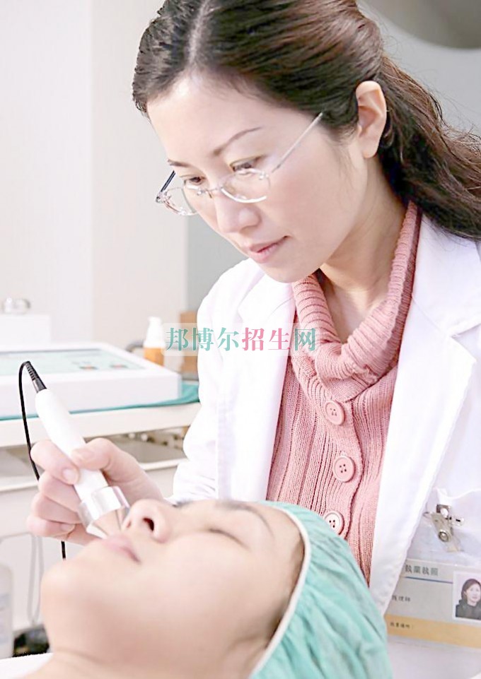 初中畢業(yè)學(xué)醫(yī)學(xué)美容怎樣