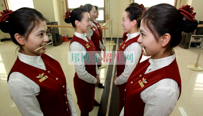 成都內(nèi)理科一?？罩谐藙?wù)大專學(xué)校