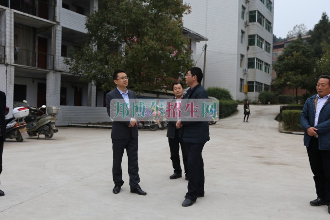 縣教科體局黨委書記、局長馮遼平深入平昌縣西興職業(yè)中學調(diào)研