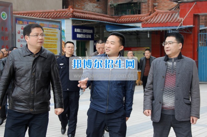 四川省教育廳安管處處長王瑜來四川省達縣職業(yè)高級中學督導檢查春季開學工作