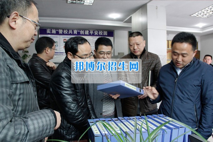 四川省教育廳安管處處長王瑜來四川省達縣職業(yè)高級中學督導檢查春季開學工作