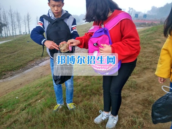 四川省宜賓市南溪區(qū)職業(yè)高級中學(xué)校舉行勵(lì)志環(huán)保拉練活動