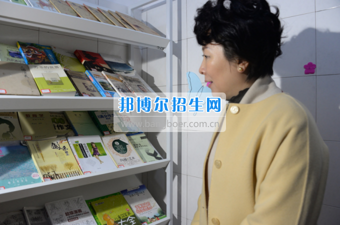 市委常委、宣傳部長潘梅到川南幼兒師范高等專科學(xué)校調(diào)研思想政治工作