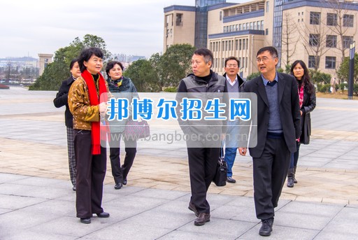 興義民族師范學(xué)院劉照惠校長率隊(duì)到省屬高?？疾旌笄诠芾砉ぷ? width=