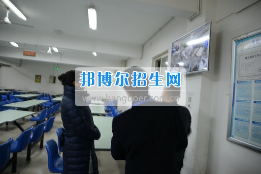 青羊區(qū)教育局機關(guān)黨委書記劉立頻赴成都市青蘇職業(yè)中專學(xué)校視察開學(xué)準(zhǔn)備工作