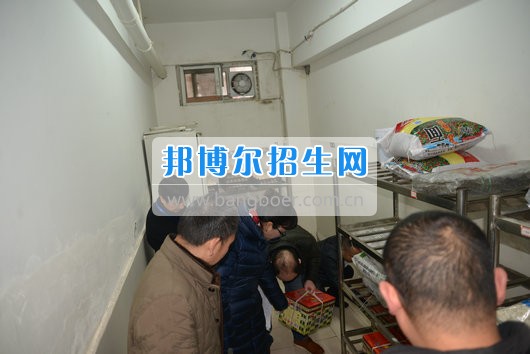 青羊區(qū)教育局機關(guān)黨委書記劉立頻赴成都市青蘇職業(yè)中專學(xué)校視察開學(xué)準(zhǔn)備工作