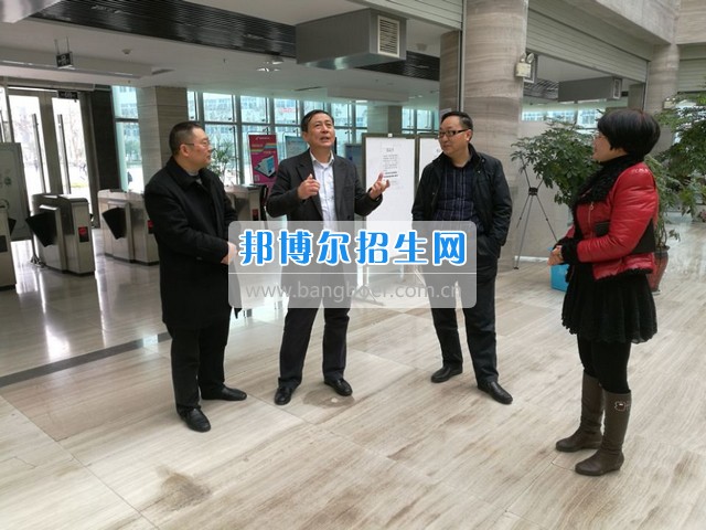 綿陽(yáng)師范學(xué)院領(lǐng)導(dǎo)檢查指導(dǎo)圖書館2017年新學(xué)期工作