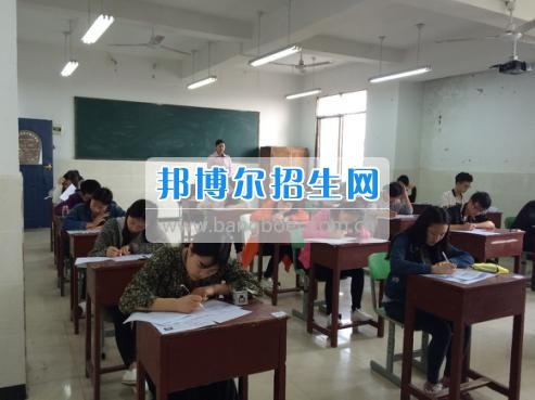 四川三河職業(yè)學(xué)院五年制轉(zhuǎn)錄考試工作圓滿結(jié)束  4月6日-7日，根據(jù)《四川三河職業(yè)學(xué)院2017年五年制轉(zhuǎn)錄考核方案》要求，2017年五年制轉(zhuǎn)錄考試在聯(lián)辦學(xué)校合江少岷職業(yè)技術(shù)學(xué)校張灣校區(qū)舉行，考試由教務(wù)處丁小林副處長(zhǎng)組織，少岷職校有關(guān)領(lǐng)導(dǎo)共同配合開展，考試組織嚴(yán)密、紀(jì)律正常、圓滿完成了2017年五年制轉(zhuǎn)錄考試工作。