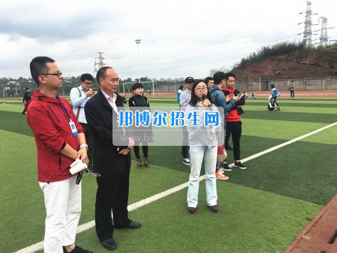 團(tuán)市委領(lǐng)導(dǎo)督查瀘州市職業(yè)技術(shù)學(xué)校參加2017年五四青年節(jié)主題團(tuán)日活動節(jié)目準(zhǔn)備情況