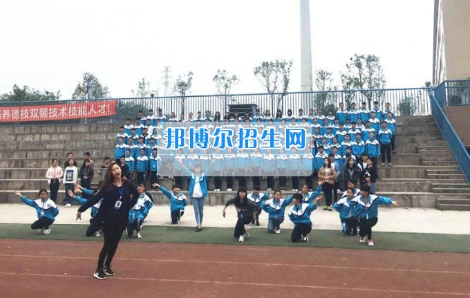 團(tuán)市委領(lǐng)導(dǎo)督查瀘州市職業(yè)技術(shù)學(xué)校參加2017年五四青年節(jié)主題團(tuán)日活動節(jié)目準(zhǔn)備情況