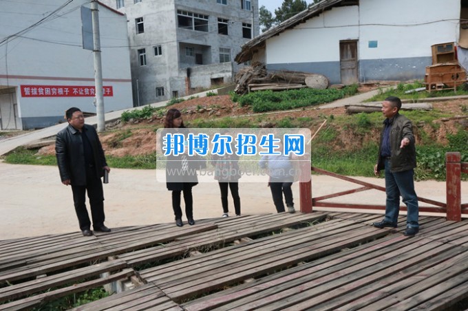 川北幼兒師范高等專科學(xué)校開(kāi)展2017年幫扶插花貧困戶對(duì)接工作