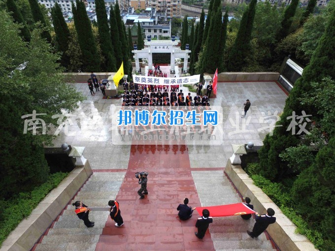 2017年南充運(yùn)輸工程職業(yè)學(xué)校組織學(xué)生開展祭掃烈士陵園活動(dòng)