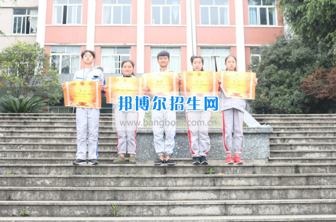 貴州省電子工業(yè)學(xué)校新生部舉行2017學(xué)年度文明禮儀知識競賽選拔賽