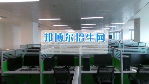 四川省瀘縣建筑職業(yè)中專學校校企合作訂單忙 客服專業(yè)需求旺