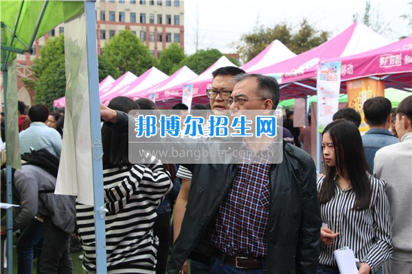 成都希望航空職業(yè)學(xué)校成功舉辦2017春季大型人才雙選會