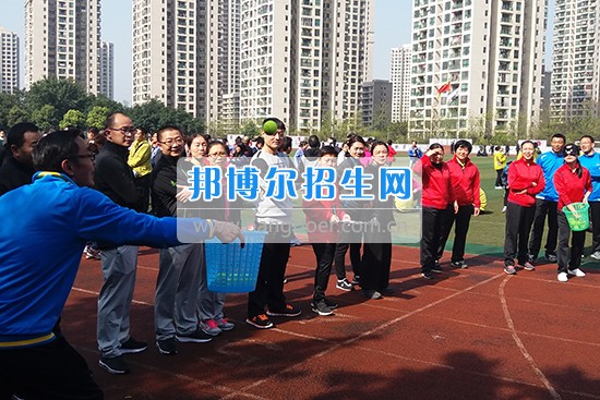 重慶教育管理學(xué)校組隊(duì)參加巴南區(qū)第十四屆教職工趣味體育運(yùn)動(dòng)會(huì)