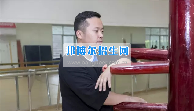 重慶海聯(lián)職業(yè)技術(shù)學院輔導員被學子贊為“心中最美”