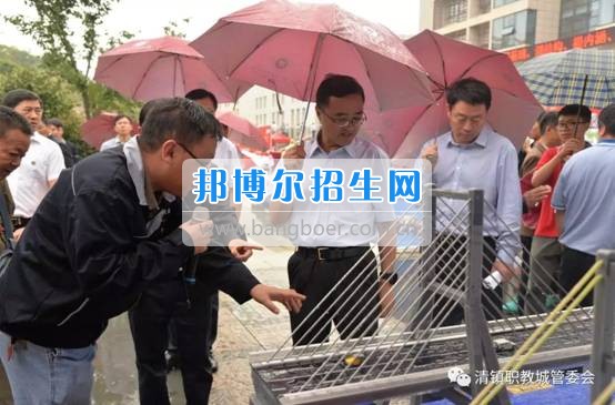 貴州交通職業(yè)技術(shù)學院參加全省實施職業(yè)教育精準脫貧行動兩周年成果展示活動并簽訂合作協(xié)議