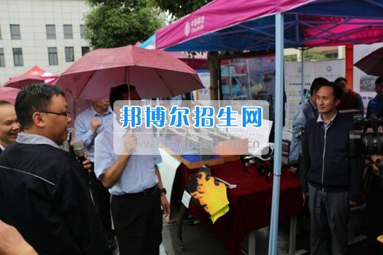 貴州交通職業(yè)技術(shù)學院參加全省實施職業(yè)教育精準脫貧行動兩周年成果展示活動并簽訂合作協(xié)議