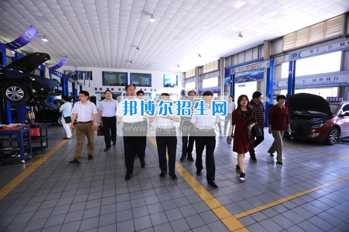 沈陽職業(yè)技術(shù)學(xué)院院長劉樹敏、濰坊工程職業(yè)學(xué)院院長高立伯一行來四川工程職業(yè)技術(shù)學(xué)院考察交流