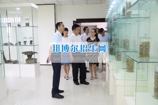 省紀(jì)委駐局紀(jì)檢組長蘇虎彪一行到四川省食品藥品學(xué)校檢查工作