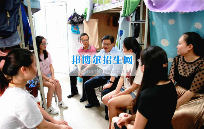 成都中醫(yī)藥大學領導走訪慰問老黨員、困難黨員和群眾代表