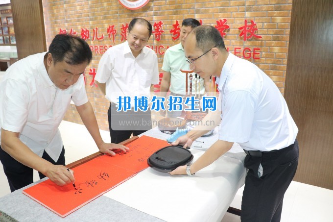 美國密歇根奧克蘭大學(xué)李樂東教授來銅仁幼兒師范高等?？茖W(xué)校交流訪問