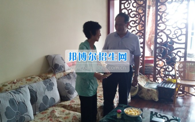 喜迎建黨96周年貴州職業(yè)技術學院領導走訪慰問退休老黨員