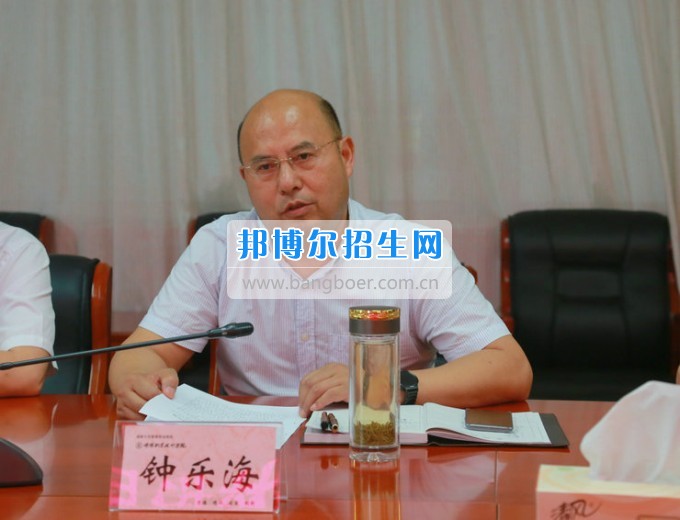 市委機(jī)構(gòu)編制委員會(huì)辦公室主任淳道懷一行來(lái)綿陽(yáng)市信息科技學(xué)校開展機(jī)構(gòu)編制工作調(diào)研