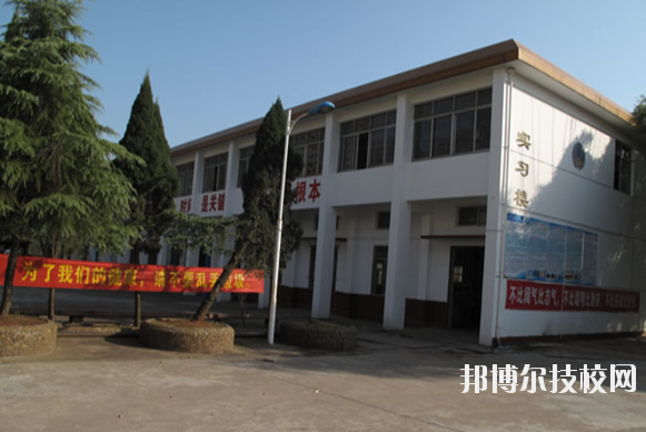 贛州應(yīng)用技術(shù)職業(yè)學(xué)校2020年招生辦聯(lián)系電話