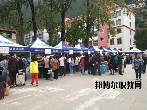 阿壩衛(wèi)生學(xué)校2020年報名條件、招生要求、招生對象