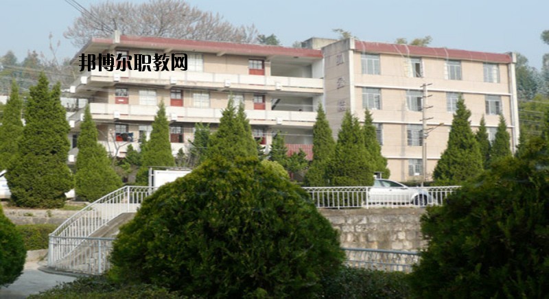 保山隆陽區(qū)職業(yè)技術學校2020年招生辦聯系電話