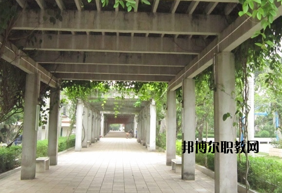 廣東農(nóng)墾茂名技工學(xué)校地址在哪里