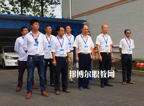 南充技工學(xué)校2020年招生辦聯(lián)系電話(huà)