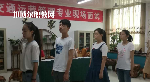 問：蘭州紅古區(qū)職教中心怎么樣、好不好?  答：紅古區(qū)職業(yè)教育中心是一所以培養(yǎng)實用技術(shù)人才為特點的公辦學(xué)校，地處蘭州市紅古區(qū)政府所在地海石灣。中心始終堅持以服務(wù)為宗旨，以就業(yè)為導(dǎo)向的辦學(xué)方針，面向市場開辦專業(yè)。學(xué)校擁有設(shè)施先進(jìn)、配備精良的汽修、鉗工、電子、鋼琴、舞蹈、美術(shù)、計算機(jī)等實訓(xùn)室。近年來學(xué)校教育教學(xué)質(zhì)量穩(wěn)步提高,連續(xù)三年獲得蘭州市中職學(xué)校教育教學(xué)質(zhì)暈優(yōu)秀獎。  蘭州紅古區(qū)職教中心升學(xué) 我校分別與蘭州職業(yè)技術(shù)學(xué)院、白銀礦治職業(yè)技術(shù)學(xué)院、甘肅林業(yè)職業(yè)技術(shù)學(xué)院、平?jīng)雎殬I(yè)技術(shù)學(xué)院、甘肅畜牧工程職業(yè)技術(shù)學(xué)院簽訂了中高職一體化聯(lián)合辦學(xué)協(xié)議，學(xué)生在校學(xué)習(xí)兩年，參加高校轉(zhuǎn)段測試，成績合格升入聯(lián)辦高校學(xué)習(xí)三年，畢業(yè)后發(fā)放國家承認(rèn)(統(tǒng)招)的畢業(yè)證書。  蘭州紅古區(qū)職教中心設(shè)施 設(shè)有計算機(jī)實訓(xùn)室3個，共計計算機(jī)百余臺，開通了校園網(wǎng)、電信光纖接入互聯(lián)網(wǎng)，并建成了獨立域名的校園網(wǎng)站。學(xué)習(xí)有普通機(jī)床車間、數(shù)控實訓(xùn)室、車工實訓(xùn)室、電子電工實訓(xùn)室、家電整機(jī)實訓(xùn)室、器材室，兩個面積130平方米的舞蹈實訓(xùn)室和兩個美術(shù)創(chuàng)作室。  蘭州紅古區(qū)職教中心拓展閱讀 為了使職業(yè)教育穩(wěn)步發(fā)展，學(xué)校實行了“校校合作”、“校企合作”、“工學(xué)結(jié)合”的辦學(xué)模式，在經(jīng)濟(jì)發(fā)達(dá)地區(qū)全力打造就業(yè)實習(xí)基地，安排畢業(yè)生在上海、南京、安徽、蘇州等地區(qū)就業(yè)。為了培養(yǎng)學(xué)生的就業(yè)能力，開展了學(xué)生以社會實踐為主，旨在增強(qiáng)學(xué)生提前了解企業(yè)生產(chǎn)、管理、工作強(qiáng)度等為內(nèi)容的“工學(xué)結(jié)合”活動，收到了良好的效果。“工學(xué)結(jié)合”實踐活動解決了困難家庭學(xué)生上學(xué)難的問題。  在學(xué)校的時光是很有限的，你要懂得珍惜。不僅僅在學(xué)業(yè)上有所提升，也要不斷的提升個人的魅力，社會是一個需要有能力有遠(yuǎn)見人才的體系，如果你有目標(biāo)和理想，也會更加的有學(xué)習(xí)的動力，對企業(yè)來說，有主見的人才更受人歡迎。