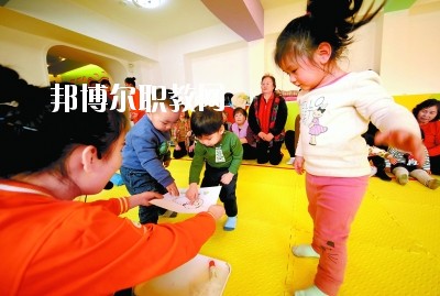 隨著二胎政策的放寬，我國新生兒的數(shù)量明顯增多，這也說明，在未來的很長一段時(shí)間里，幼師都是一個(gè)非常受歡迎的行業(yè)，而四川是座發(fā)展迅速，有深厚文化底蘊(yùn)的城市，自然是受到很多同學(xué)喜愛，近日，就會問小編關(guān)于四川讀幼師學(xué)校好不好?那接下來，小編就給大家介紹一下四川幼師學(xué)校，如果你有更多疑問，歡迎點(diǎn)擊右側(cè)的咨詢欄與我們交流。  四川讀幼師的就業(yè)前景 就業(yè)容易，畢業(yè)學(xué)生不愁“嫁”盡管當(dāng)前就業(yè)形勢嚴(yán)峻，各地大學(xué)生就業(yè)難度大，但許多城市的學(xué)前教育專業(yè)畢業(yè)生并未受影響，反而逆勢上漲，待遇也比往年有所提高。近年來，由于幼兒園發(fā)展的需要，很多單位幼兒教師奇缺，連男老師也變得搶手起來。學(xué)前、初教專業(yè)畢業(yè)生不愁“嫁”，甚至有很多幼教機(jī)構(gòu)到學(xué)校預(yù)約、搶簽畢業(yè)生，幼教人才受歡迎程度可見一斑。  四川讀幼師的優(yōu)勢 幼教項(xiàng)目的穩(wěn)定性強(qiáng)，不受市場沖擊，打造終身產(chǎn)業(yè)?，F(xiàn)階段，無論是從國家教育改革發(fā)展的全局出發(fā)，還是從目前有關(guān)民辦學(xué)前教育的法律法規(guī)政策等方面來看，民辦學(xué)前教育發(fā)展?jié)摿Χ际志薮蟆Ｆ浯?，成就子女未來。選擇了幼教工作，可以讓我們更懂得如何教育子女，對自己未來孩子接收良好的家庭教育有著十分重要的促進(jìn)作用。女性投身幼教行業(yè)后，長期接受最先進(jìn)的幼教理念和適合中國幼兒的各類課程，繼而在對自己子女的教育觀念和方法上也會更科學(xué)，為孩子今后的發(fā)展奠定更好的基礎(chǔ)。  德陽科貿(mào)職業(yè)學(xué)院幼師升學(xué)班學(xué)前教育專業(yè)介紹 本專業(yè)順應(yīng)國家“幼有所育”學(xué)前教育決策和學(xué)前教育專業(yè)人才極度短缺的社會需求而設(shè)，是一個(gè)綜合性較強(qiáng)的專業(yè)，涵蓋0-6歲兒童的教育，作為人生起點(diǎn)教育的學(xué)前教育專業(yè)對人的一生的發(fā)展和教育起著重要的奠基作用。本專業(yè)緊密對接各級各類幼兒園和早期教育機(jī)構(gòu)等實(shí)施合作辦學(xué)、合作育人，強(qiáng)化“四能”特長(彈唱、舞蹈、美術(shù)、游戲)、“五會”素養(yǎng)(保育、保健、教育、溝通、管理)，致力于培養(yǎng)新時(shí)代“有愛心、有耐心、有恒心、有責(zé)任心”的學(xué)前教育人才。  培養(yǎng)目標(biāo)：本專業(yè)培養(yǎng)以立德樹人為己任，具有良好的職業(yè)道德、專業(yè)素養(yǎng)、協(xié)作精神、溝通能力和創(chuàng)新意識，擁有先進(jìn)的幼兒教育理念，具有較扎實(shí)的學(xué)前教育的專業(yè)知識與專業(yè)技能，具備較強(qiáng)的幼兒保教能力，從事幼兒園教育教學(xué)、保育保健工作的高素質(zhì)應(yīng)用型人才。  核心課程：學(xué)前教育學(xué)、學(xué)前兒童心理學(xué)、幼兒游戲理論與實(shí)踐、幼兒行為觀察、幼兒園五大領(lǐng)域教育、學(xué)前衛(wèi)生學(xué)、聲樂、鋼琴、舞蹈、美術(shù)、幼兒歌曲彈唱、幼兒舞蹈創(chuàng)編、幼兒園班級管理、幼兒手工、家庭教育等。  職業(yè)前景：習(xí)近平總書記在“黨的十九大”上指出：“增進(jìn)民生福祉是發(fā)展的根本目的。必須多謀民生之利、多解民生之憂，在發(fā)展中補(bǔ)齊民生短板、促進(jìn)社會公平正義，在幼有所育、學(xué)有所教上不斷取得新進(jìn)展。”  2019年教育部《2018年全國教育事業(yè)發(fā)展統(tǒng)計(jì)公報(bào)》顯示，2018年全國共有幼兒園26.67萬所，比上年增加1.17萬所，增長4.60%; 在園幼兒4656.42萬人，比上年增加56.28萬人;學(xué)前教育毛入園率達(dá)到81.7%，比上年提高2.1%，且0-6歲兒童超過1億，幼兒園專任教師258.14萬人。按照國家對學(xué)前教育師幼比(1:5)的規(guī)定，幼兒園專任教師的缺口高達(dá)673萬多。學(xué)前教育專業(yè)人才就業(yè)前景非常廣闊。  就業(yè)崗位：幼兒園教師、幼兒保育員、幼兒保健教師、早期教育教師。  獲取資格證書：幼兒園教師資格證、普通話水平證書(二甲及以上)  專業(yè)實(shí)訓(xùn)室：幼兒保育實(shí)訓(xùn)室、幼兒衛(wèi)生保健實(shí)訓(xùn)室、仿真幼兒園、幼兒手工制作實(shí)訓(xùn)室、幼兒美術(shù)實(shí)訓(xùn)室、聲樂實(shí)訓(xùn)室、形體舞蹈實(shí)訓(xùn)室、鋼琴實(shí)訓(xùn)室、游戲與感統(tǒng)實(shí)訓(xùn)室、繪本實(shí)訓(xùn)室、蒙臺梭利教育實(shí)訓(xùn)室、奧爾夫音樂實(shí)訓(xùn)室等。  專業(yè)實(shí)踐基地：廣漢市第三幼兒園、廣漢市雒城鎮(zhèn)第四幼兒園、廣漢市西外中心幼兒園、德陽市旌南幼兒園、德陽市黃河?xùn)|路幼兒園、四川師范大學(xué)實(shí)驗(yàn)幼兒園、四川師范大學(xué)附屬啟夏幼兒園、成都市武侯區(qū)福錦幼兒園、崇州市虹橋歡樂谷幼兒園、岳池知恩行幼兒園、西充縣青葵幼兒園等。  上面關(guān)于四川讀幼師學(xué)校好不好?小編介紹了，小編覺得不管是讀什么學(xué)校都是要從多方面來考慮的，要看行業(yè)的發(fā)展前景怎么樣，還要看這個(gè)專業(yè)到底適不適合自己，就好像幼師學(xué)校，一定要學(xué)好小孩子才可以去讀，因?yàn)檫@個(gè)專業(yè)將來出來不管做什么工作，都是要和小朋友待在一起的。如有更多問題，歡迎咨詢邦博爾網(wǎng)。