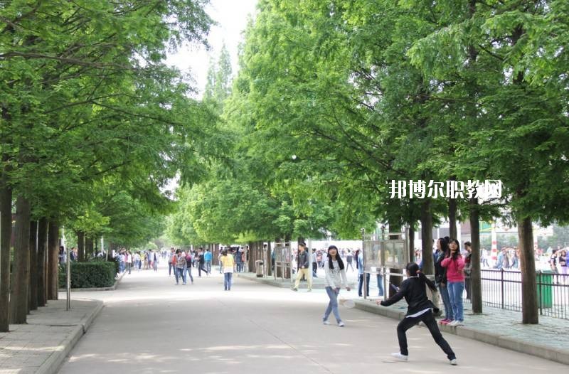 新縣職業(yè)高級中學(xué)2021年招生辦聯(lián)系電話