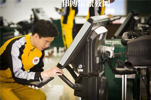 如今，汽修行業(yè)成為了當(dāng)下最熱門的行業(yè)，這已經(jīng)是一個(gè)不爭(zhēng)的事實(shí)了，很多汽修企業(yè)都需要經(jīng)驗(yàn)豐富的優(yōu)秀人才，汽修人才缺口很大，這使很多學(xué)生都想報(bào)考汽修學(xué)校，近日就有同學(xué)咨詢小編關(guān)于成都設(shè)有汽修學(xué)校的公辦大專學(xué)校?成都有很多公辦大專學(xué)校都開設(shè)了汽修類相關(guān)專業(yè)，在這里小編就給大家簡(jiǎn)單介紹一下。  成都紡織高等?？茖W(xué)校辦學(xué)性質(zhì)：公辦大學(xué)  成都紡織高等專科學(xué)校簡(jiǎn)介 成都紡織高等?？茖W(xué)校是四川省政府舉辦的全日制普通高等學(xué)校，直屬四川省教育廳，是中國(guó)西南地區(qū)唯一獨(dú)立建制的紡織類高等學(xué)校，國(guó)家骨干高等職業(yè)院校建設(shè)單位、四川省首批示范性高等職業(yè)院校建設(shè)單位。  學(xué)校地處四川省成都市犀浦鎮(zhèn)，校園面積616畝，原成都市世界樂園已改建成為學(xué)校北苑校區(qū)。學(xué)校環(huán)境優(yōu)美，交通便利，設(shè)施優(yōu)良，成灌高鐵、成都地鐵2號(hào)線可達(dá)學(xué)校。  成都紡織高等?？茖W(xué)校歷史沿革 學(xué)校前身為創(chuàng)立于1939年的國(guó)立中央技藝?？茖W(xué)校，秉承“服務(wù)紡織、服務(wù)社會(huì)、服務(wù)學(xué)生、服務(wù)人民”的辦學(xué)理念和培養(yǎng)具有“工程師之素養(yǎng)、技工之身手”的育人傳統(tǒng)，艱苦奮斗，薪火相傳，形成了“敬業(yè)奉獻(xiàn)、民主和諧、自強(qiáng)不息、追求卓越”的學(xué)校精神、“德修于正、學(xué)究于行”的校訓(xùn)、“團(tuán)結(jié)、勤奮、求實(shí)、創(chuàng)新”的校風(fēng)、“范、勤、嚴(yán)、愛”的教風(fēng)、“好學(xué)、善問、勤思、篤行”的學(xué)風(fēng)。  改革開放以來，學(xué)校緊緊抓住我國(guó)經(jīng)濟(jì)社會(huì)和高等教育快速發(fā)展的歷史機(jī)遇，深化改革、銳意進(jìn)取、科學(xué)發(fā)展，辦學(xué)條件不斷改善，辦學(xué)水平顯著提高，為區(qū)域經(jīng)濟(jì)社會(huì)發(fā)展和我國(guó)紡織產(chǎn)業(yè)的發(fā)展做出了應(yīng)有貢獻(xiàn)。  成都紡織高等?？茖W(xué)校汽車檢測(cè)與維修技術(shù)專業(yè) 培養(yǎng)目標(biāo)：本專業(yè)培養(yǎng)適應(yīng)社會(huì)主義市場(chǎng)經(jīng)濟(jì)發(fā)展需要的、具有良好專業(yè)素質(zhì)和職業(yè)技能的從事汽車檢測(cè)、維修及相關(guān)工作的高素質(zhì)、高技能工程應(yīng)用型人才。  主要課程：工程制圖、機(jī)械基礎(chǔ)、液壓氣動(dòng)技術(shù)、發(fā)動(dòng)機(jī)與汽車?yán)碚?、電工與電子技術(shù)基礎(chǔ)、汽車發(fā)動(dòng)機(jī)構(gòu)造與維修、汽車底盤構(gòu)造與維修、汽車故障診斷與維修、汽車電氣設(shè)備構(gòu)造與維修、汽車專項(xiàng)高級(jí)技能與訓(xùn)練。  專業(yè)師資：教授2人、副教授5人、講師10人、工程師3人、技師3人。  教學(xué)成果：參加四川省汽車維修與故障診斷技能大賽二等獎(jiǎng);發(fā)表科研論文12篇。  就業(yè)情況：畢業(yè)生主要面向汽車維修及其它汽車服務(wù)業(yè)從事汽車檢測(cè)、維修及相關(guān)技術(shù)服務(wù)工作。  就業(yè)率近5年保持在95%以上，畢業(yè)后半年平均收入3094元/月、專業(yè)相關(guān)度71%。  上面關(guān)于成都設(shè)有汽修學(xué)校的公辦大專學(xué)校，小編簡(jiǎn)單的介紹了，公辦學(xué)校的優(yōu)勢(shì)在于，在收費(fèi)和政府支持上有一定的優(yōu)勢(shì)，無論你上的是公辦學(xué)校還是民辦學(xué)校，同學(xué)們都要記住，重要的不是你上的是什么學(xué)校，而是你真正能在學(xué)校學(xué)到些什么東西，這才是最重要的事情。