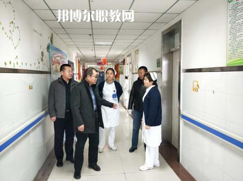 新疆石河子衛(wèi)生學校2021年招生錄取分數(shù)線?我們讀書的同學就知道分數(shù)是很重要的，同學們自己在找學校的時候就知道，同學們去看學校學校首先問的就是同學們自己的分數(shù)，小編就來給同學們整理一下，讓同學們有參考的。  新疆石河子衛(wèi)生學校2021年招生錄取分數(shù)線 1.121團一中380  2.142團一中380  3.143團一中380  4.148團一中381  新疆石河子衛(wèi)生學校簡介 石河子衛(wèi)生學校地處祖國西北邊陲，位于新疆維吾爾自治區(qū)天山北麓的“戈壁明珠”石河子市，在市中心西小路151號，學校地理位置優(yōu)越，環(huán)境優(yōu)美，是教書育人的理想境地。1985年學校率先在全國倡導規(guī)范化護士教育，并制定了一整套管理制度。  學校老師撰寫的《整體化護理教學》已由新疆科技衛(wèi)生出版社發(fā)行，并在全疆護理教師培訓中當教材使用。掛牌之后，學校將把護理示范專業(yè)辦成技能型緊缺人才的培養(yǎng)培訓基地，更好地為全疆各族人民服好務。  據(jù)了解，建校四十五年來，這個學校為自治區(qū)培養(yǎng)了10328名護理人才，其中少數(shù)民族學生占30%，為全疆農牧區(qū)培養(yǎng)了一大批扎根基層、留得住、用得上的當?shù)厣贁?shù)民族護理人才。  學校始建于1958年，占地面積40127平方米，建筑面積30067平方米，實驗室面積1600平方米。設有護理、解剖、生理、生化、藥理、化學、微生物、計算機、遠程、電教中心等11個實驗室。學校開設有護理、英語護理、社區(qū)護理、醫(yī)學檢驗、助產、藥劑等6個專業(yè)，現(xiàn)有在校生2672人。有漢、維吾爾、哈薩克、回、蒙古、滿、錫泊、烏孜別克、俄羅斯、塔吉克、克爾克孜等多種民族，其中少數(shù)民族的學生占全校在校學生總數(shù)的28%。學?，F(xiàn)有在編教職工89人，專任教師45人，本科學歷占90.6%，雙師型”教師占42%。  同學們可以看看參考一下自己的分數(shù)是在那個階段的，如果是高于這個分數(shù)的話，同學們就可以報讀的哦，如果分數(shù)是低于這個分數(shù)的話，同學們自己就不要報讀了哦，所以，提前看看分數(shù)也是可以的哦，不過不要忘了就是現(xiàn)階段最重要的還是復習的哦。