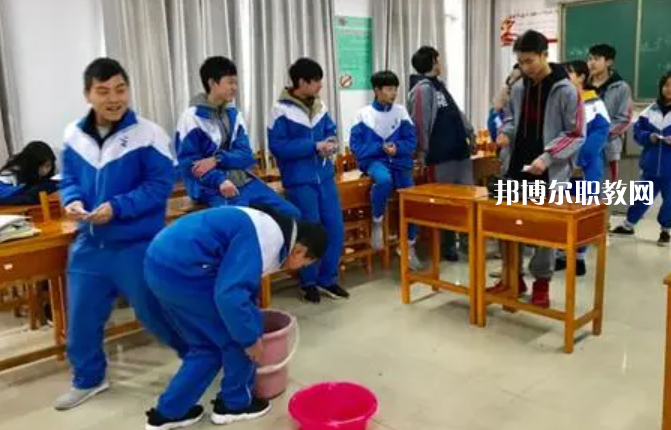 貴陽(yáng)市經(jīng)濟(jì)貿(mào)易中等專業(yè)學(xué)校2022年學(xué)費(fèi)、收費(fèi)多少