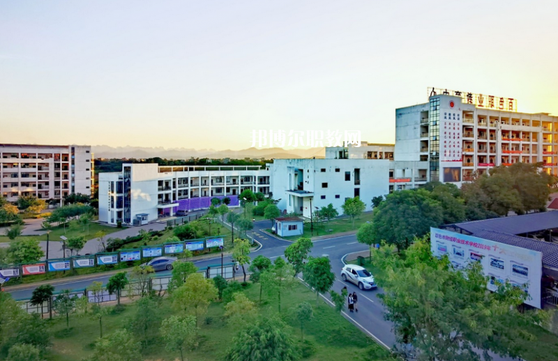 百色財經(jīng)職業(yè)技術(shù)學校2022年報名條件、招生要求、招生對象