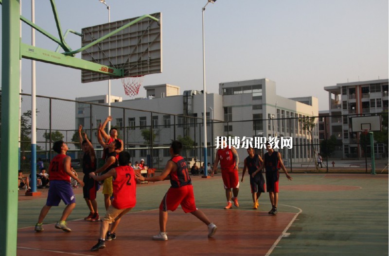 曲靖應(yīng)用技術(shù)學(xué)校2022年報名條件、招生要求、招生對象