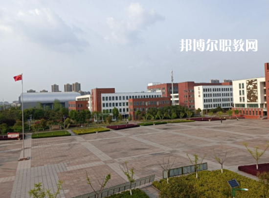 云南楚雄工業(yè)學(xué)校2022年招生辦聯(lián)系電話(huà)