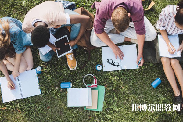 湖北哪里的職業(yè)學(xué)校能讀旅游與酒店管理專業(yè) 湖北哪里的職業(yè)學(xué)校能讀旅游與酒店管理專業(yè)