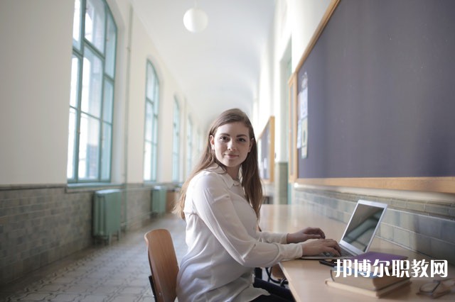 四川哪里的職業(yè)中學(xué)能讀旅游與酒店管理專業(yè) 四川哪里的職業(yè)中學(xué)能讀旅游與酒店管理專業(yè)